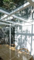 商业空间设计:玻璃隔间带采光、树影，宛如树屋般的光影工作室