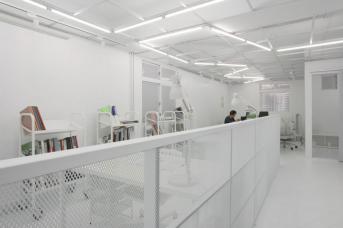 办公室装修:建筑人的实验精神，将18坪新创办公室变身白色幻境！